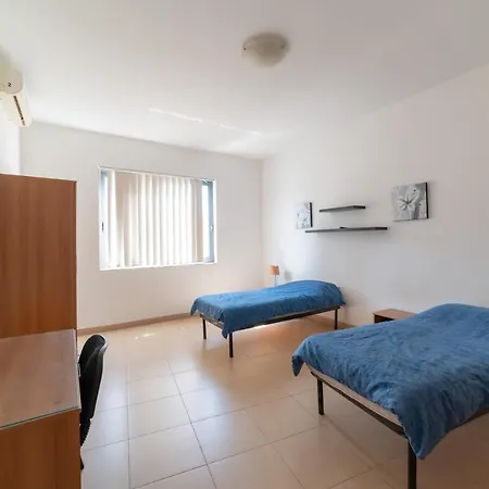 A Two Bedroom In The Heart Of St Julians Rol 7 *