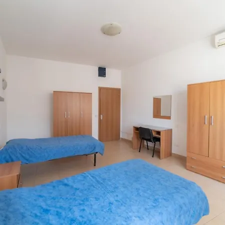 A Two Bedroom In The Heart Of St Julians Rol 7 San Ġiljan