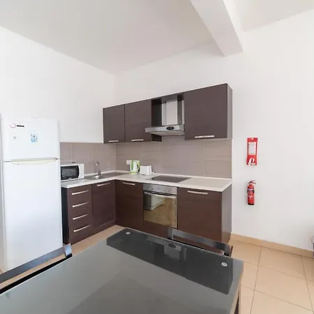A Two Bedroom In The Heart Of St Julians Rol 7 San Ġiljan